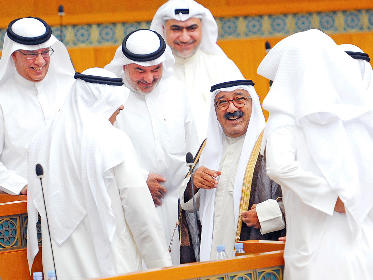 التفاف نيابي حول ناصر الصباح في جلسة مجلس الأمة أمس (تصوير عبدالله الخلف)