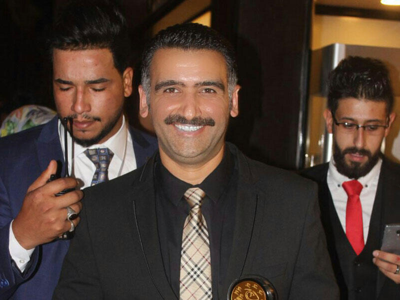 إيراج محتفلاً بجائزته