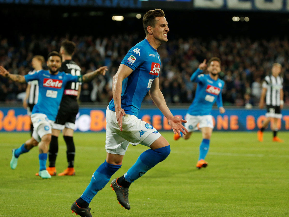 ميليك نجم نابولي يحتفل بهدفه في مرمى أودينيزي