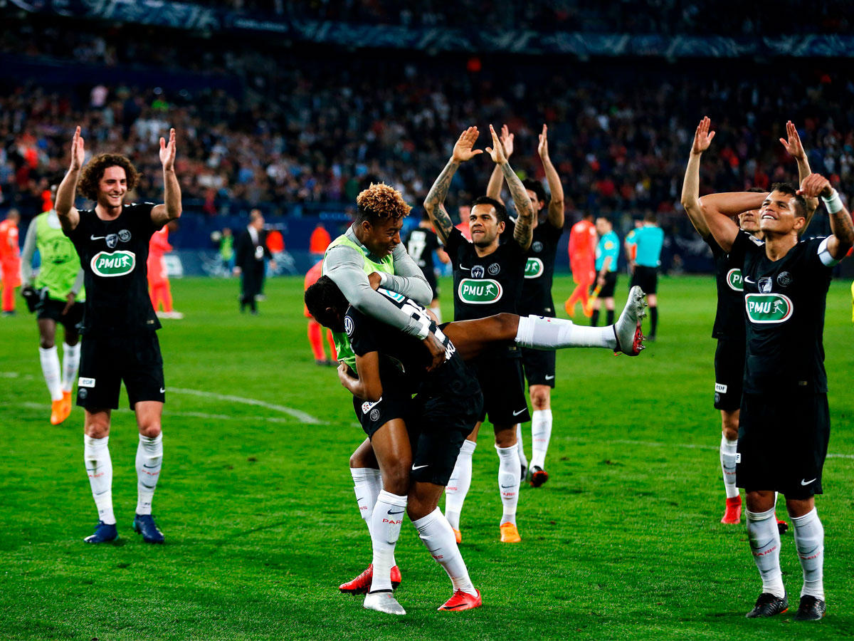 فرحة لاعبي باريس سان جرمان بعد الفوز في المباراة