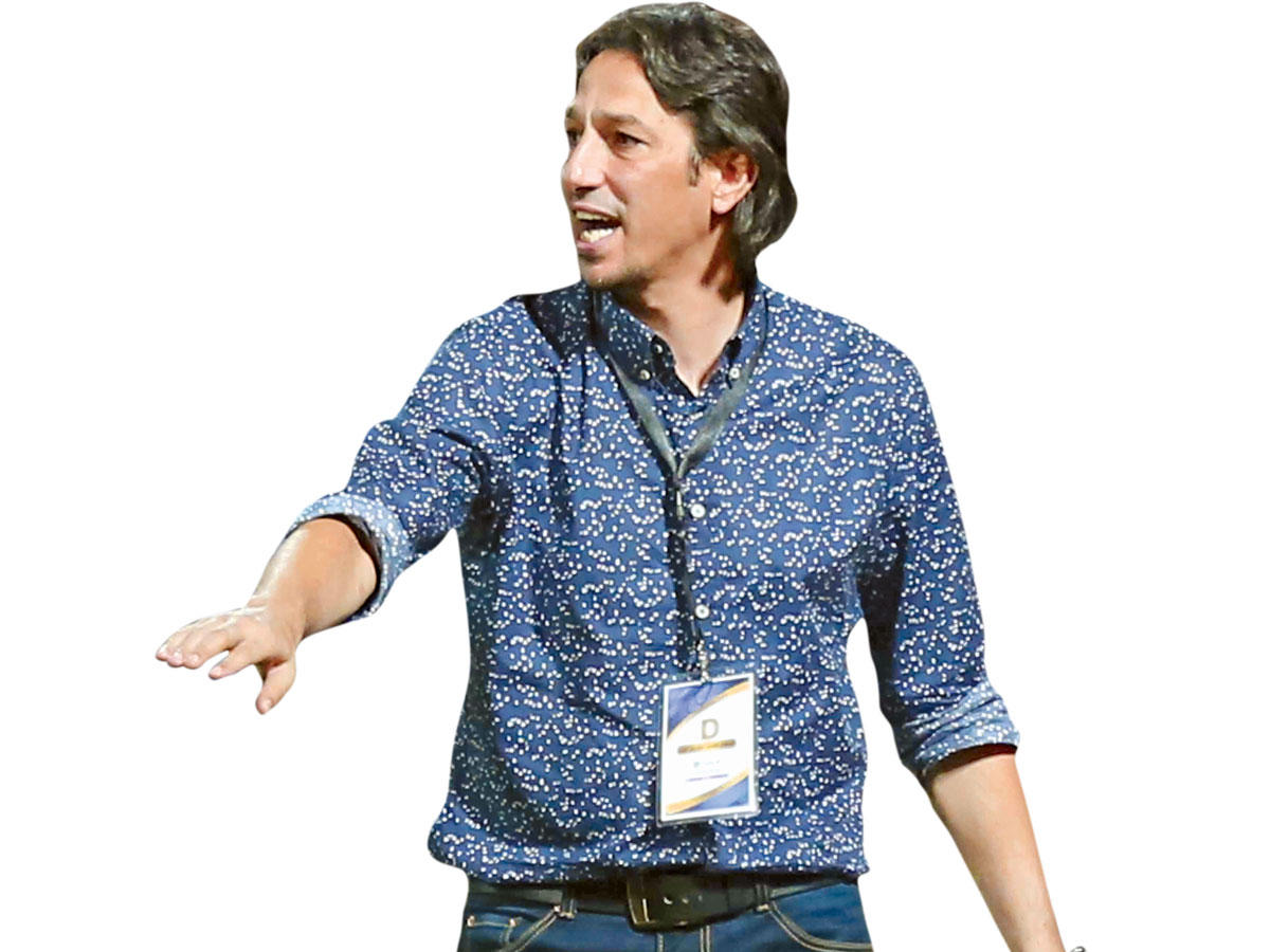 مدرب فريق الكويت السابق لكرة القدم، عبدالله أبوزمع