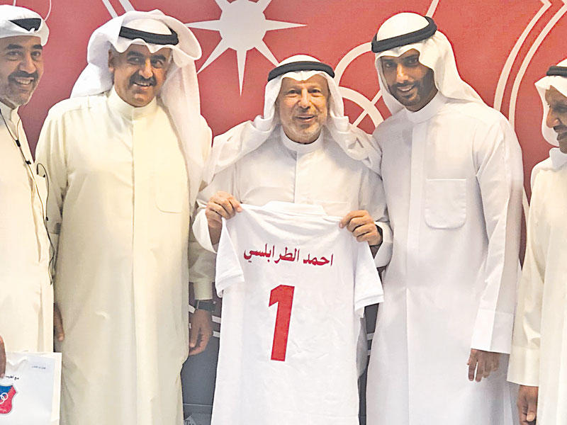 المرزوق والغانم يكرمان الطرابلسي