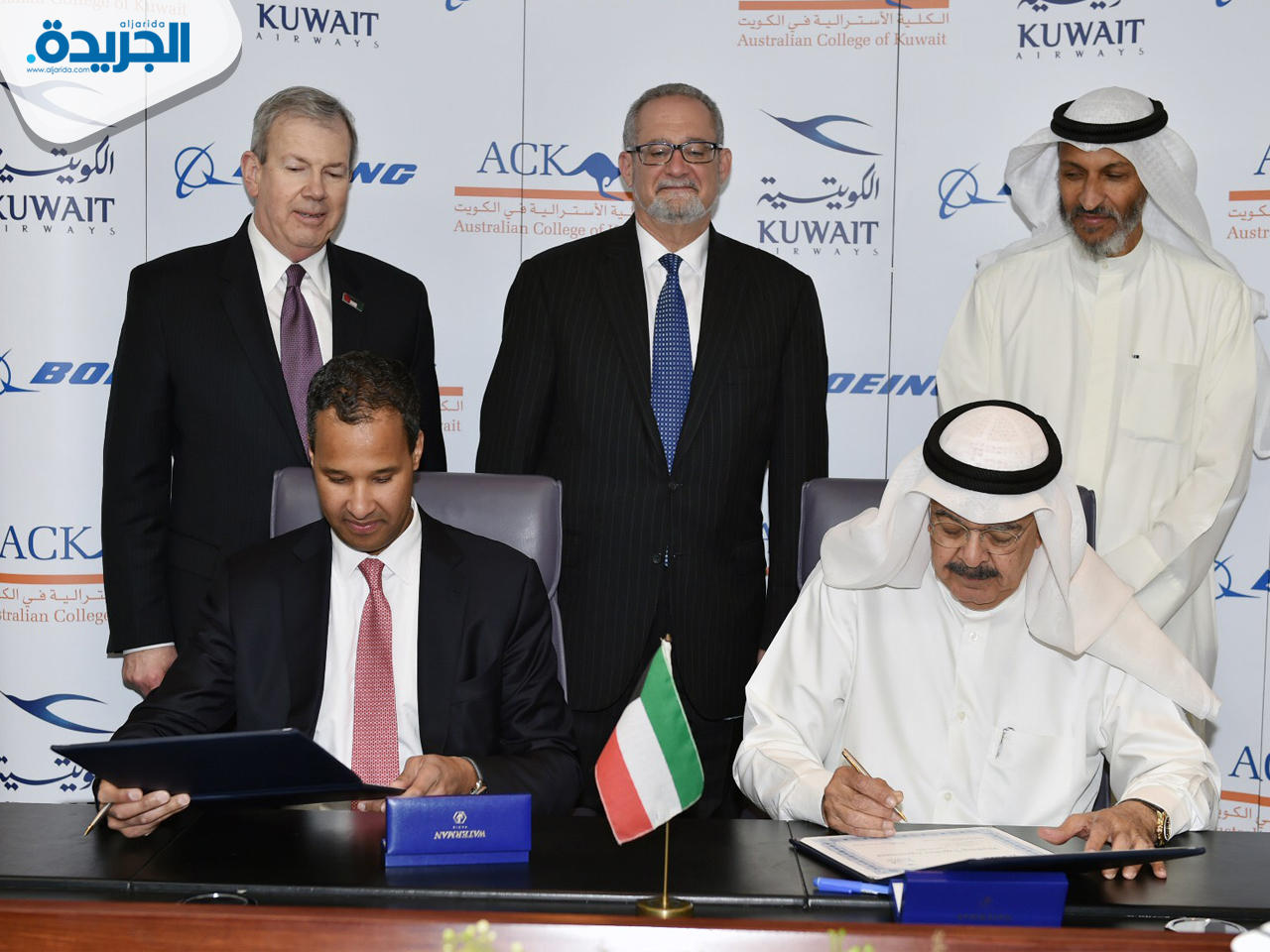 رئيس مجلس إدارة (الكويتية) يوسف الجاسم ورئيس (بوينغ) للشؤون الدولية مارك آلن اثناء توقيع الاتفاقية