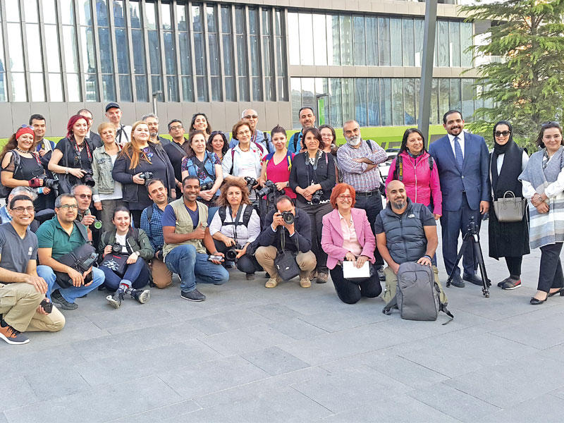 لقطة تجمع بين الفنانين الكويتيين والمصورين الأتراك