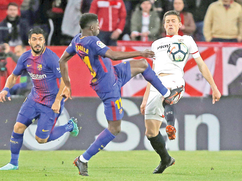 جانب من مواجهة سابقة بين إشبيلية وبرشلونة هذا الموسم