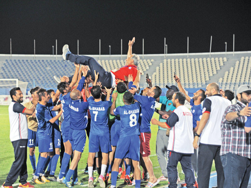 الزنكي محمولاً على أكتاف لاعبي الشباب