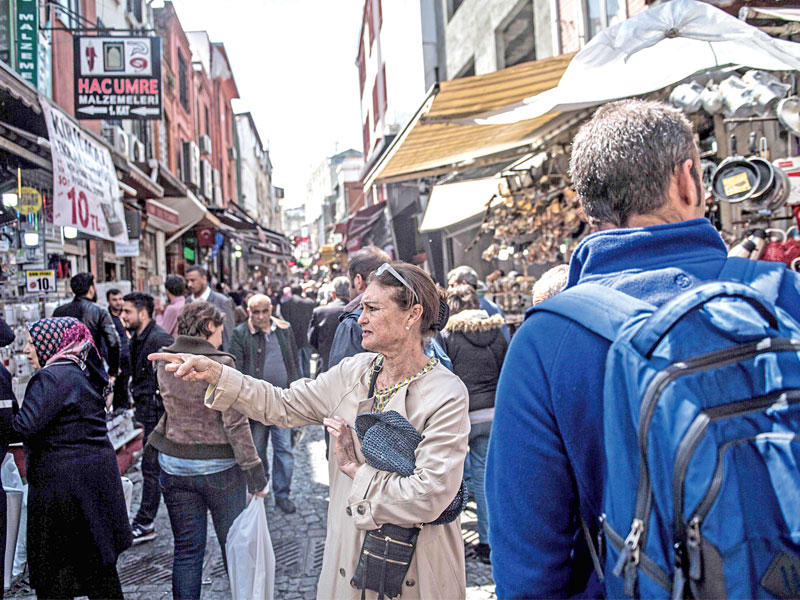 أتراك وسائحون في سوق أمينونو بإسطنبول أمس (أ ف ب)