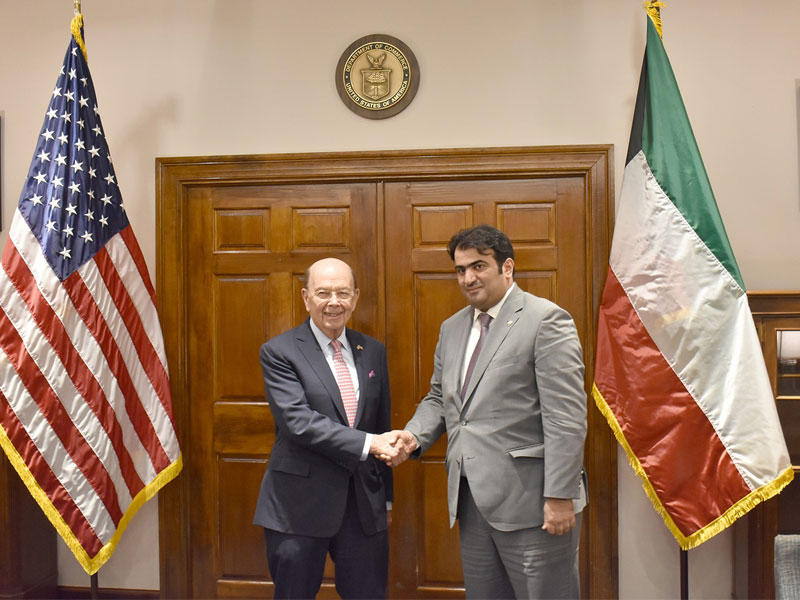 وزير التجارة والصناعة الكويتي خالد الروضان مع نظيره الامريكي ويلبور روس على هامش مباحثاتهما