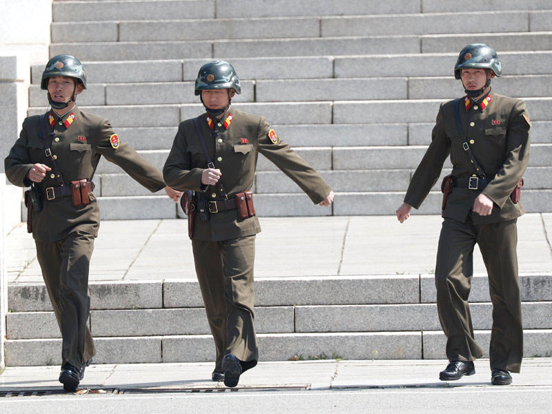 جنود كوريون شماليون خلال جولة روتينية في قرية بانامونجوم بالمنطقة المنزوعة السلاح بين الكوريتين (أي بي أيه)