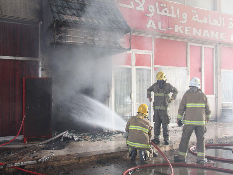 رجال الإطفاء خلال إخماد الحريق