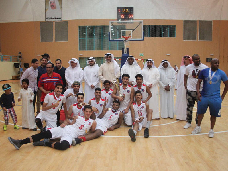 لاعبو الكويت في صورة جماعية 