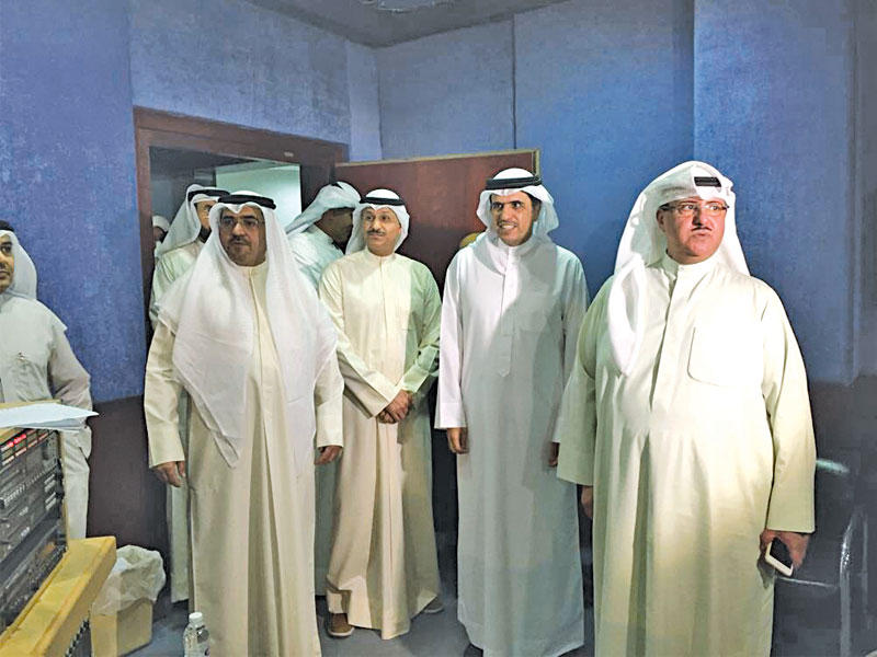 وزير الإعلام البحريني علي الرميحي يتوسط المزرم والمبارك والفندي 