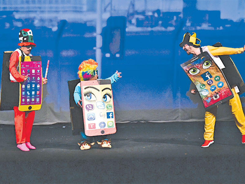 مشهد من مسرحية « الآيفون الصغير»  