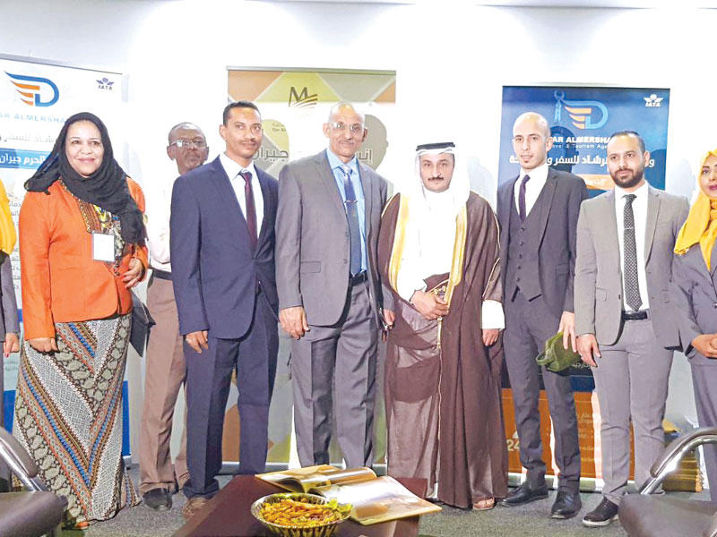 المرشاد في صورة جماعية مع فريق العمل بالسودان