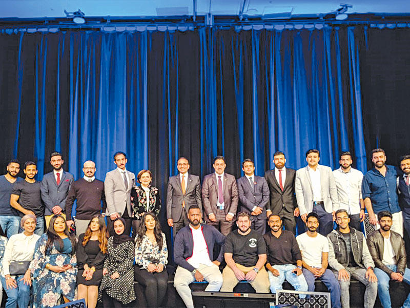  البدر متوسطاً طلبة الكويت في أستراليا