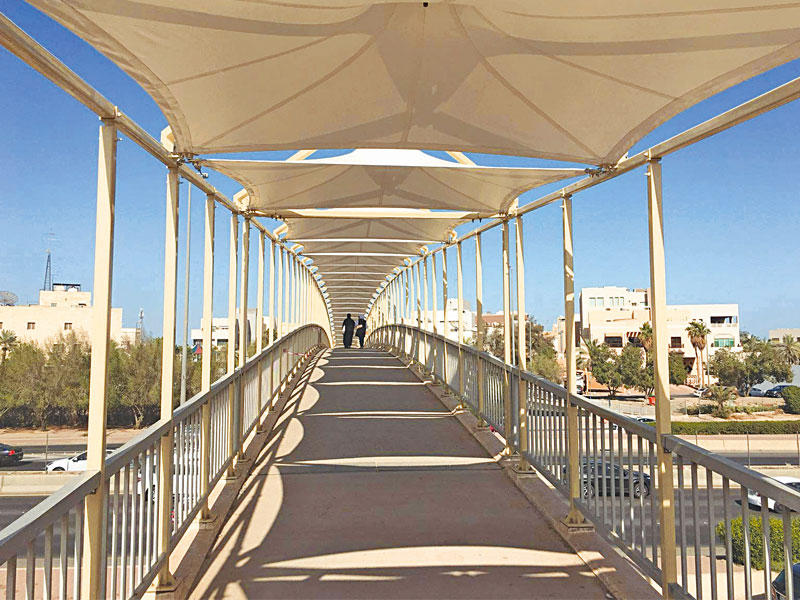 جسر المشاة الذي يربط الخالدية بالعديلية