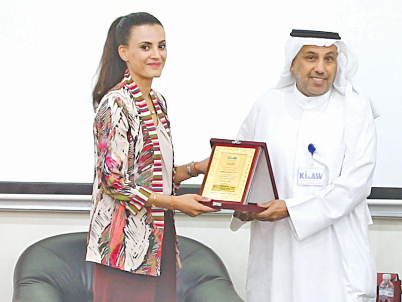 العتيبي يسلم السايحي درعاً تذكارية