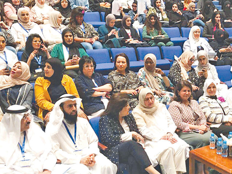 الصبيح تتوسط المشاركين ضمن فعاليات الملتقى