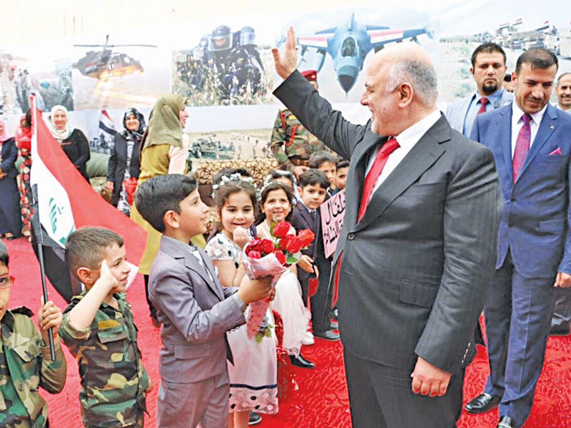 العبادي خلال جولته في العامرية بمحافظة الأنبار أمس 