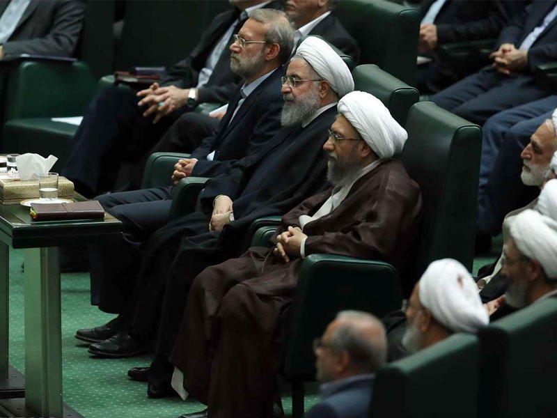 روحاني ورئيس مجلس الشورى علي لاريجاني ورئيس القضاء صادق لاريجاني باجتماع رؤساء السلطات الـ3 في طهران أمس (ارنا)