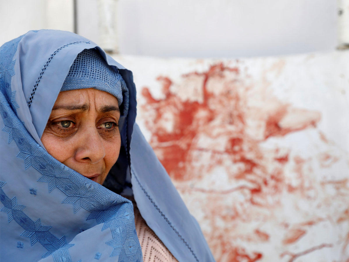 أفغانية تنتحب داخل مستشفى في كابول أمس (رويترز)