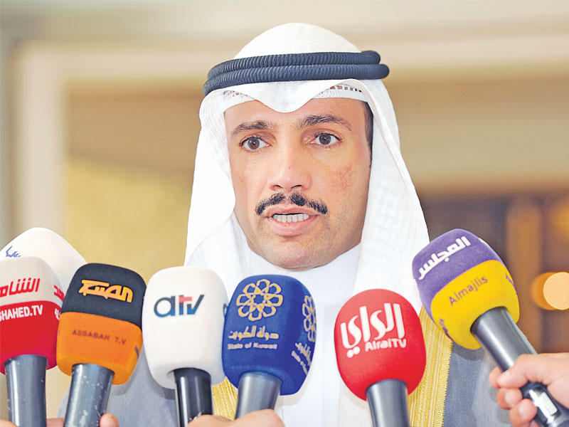 الغانم متحدثاً إلى الصحافيين    (تصوير عبدالله الخلف)