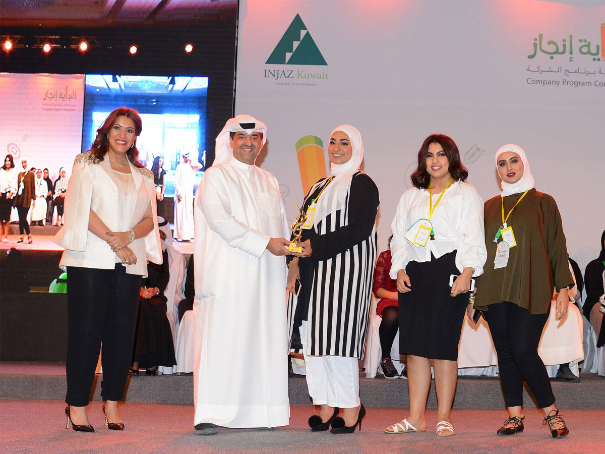 الخشتي مكرماً فريق «بورتج» عن فئة الجامعات الفائز بجائزة «أفضل منتج مبتكر» برعاية شركة زين للاتصالات