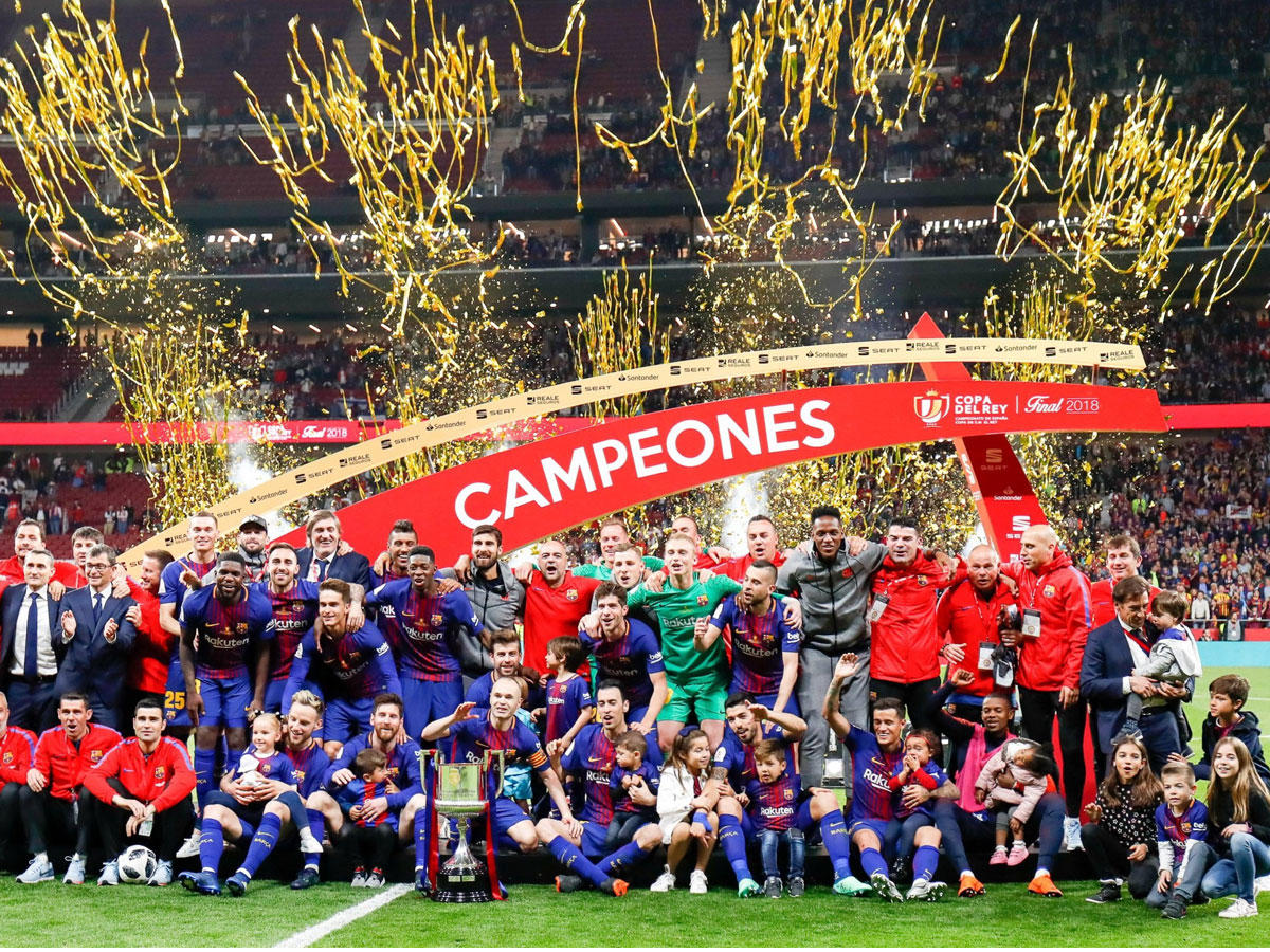 جانب من مراسم تتويج برشلونة بلقب كأس الملك