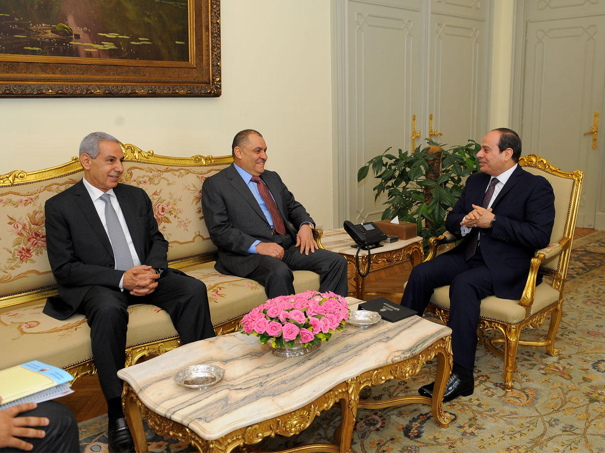 السيسي مستقبلاً الصقر في قصر الاتحادية بحضور وزير التجارة والصناعة المصري طارق قابيل في القاهرة أمس t(الرئاسة المصرية)