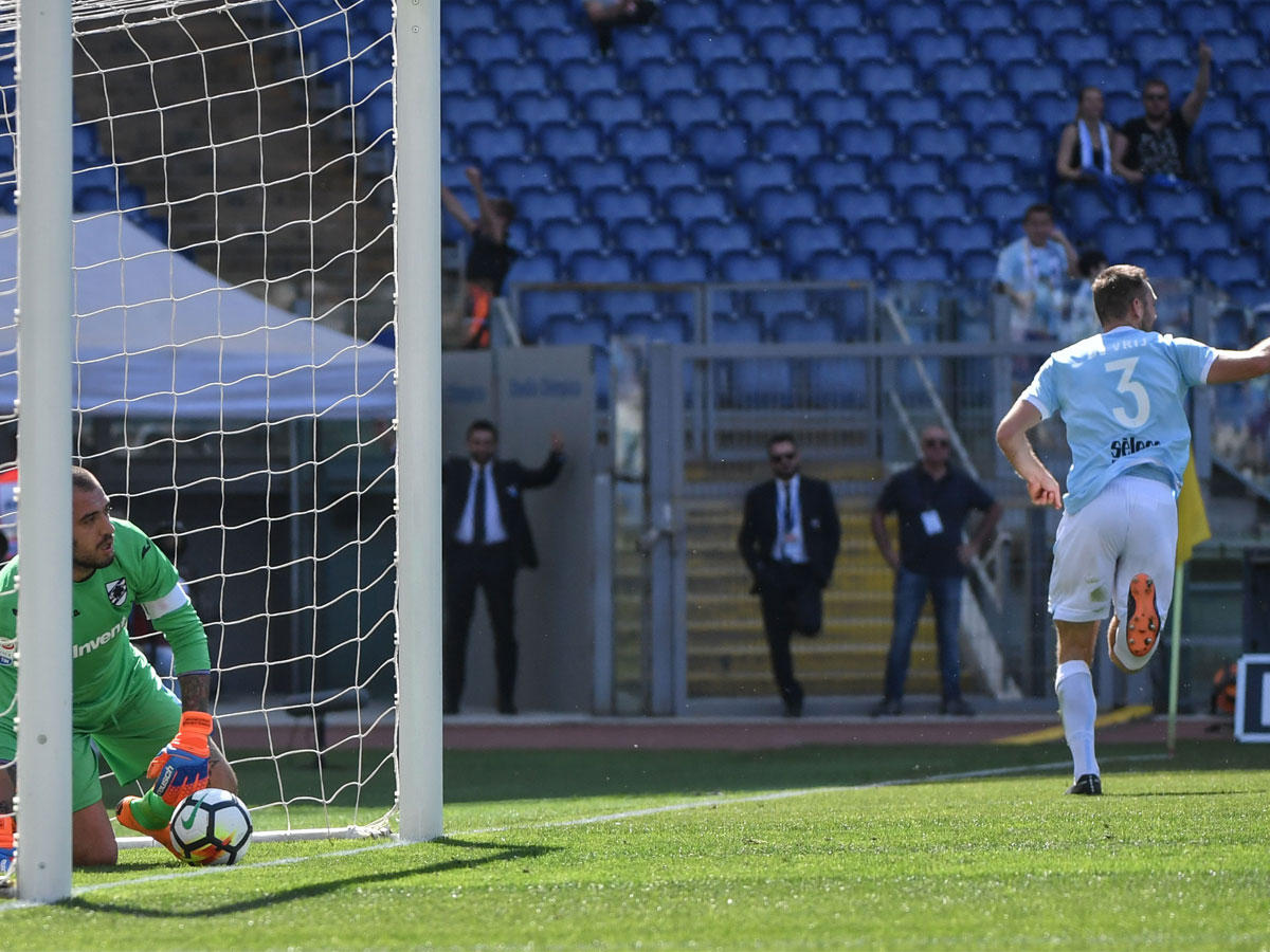 دي فراي مدافع لاتسيو يحرز هدفاً في مرمى سمبدوريا