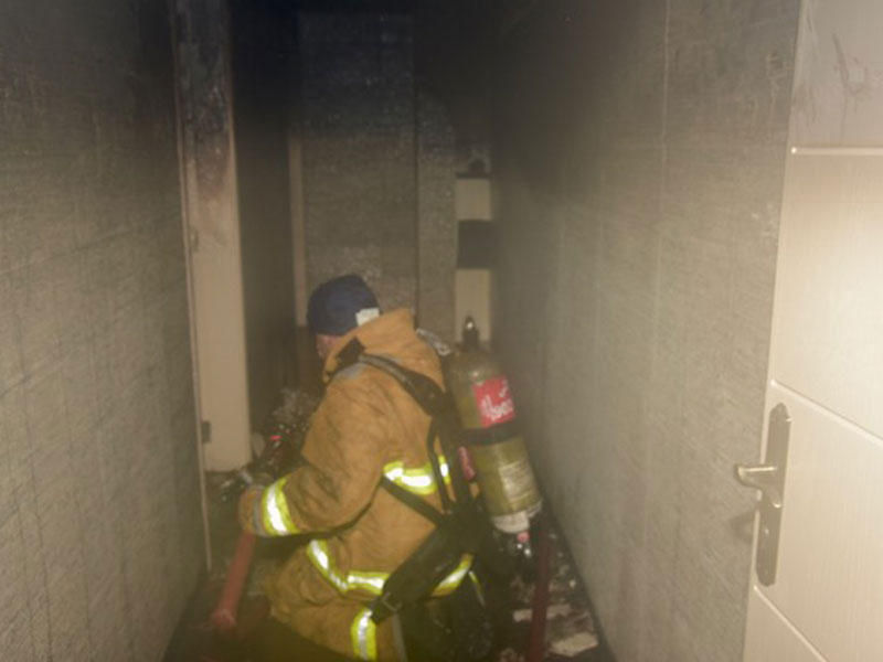 رجل إطفاء يشارك في إخماد الحريق