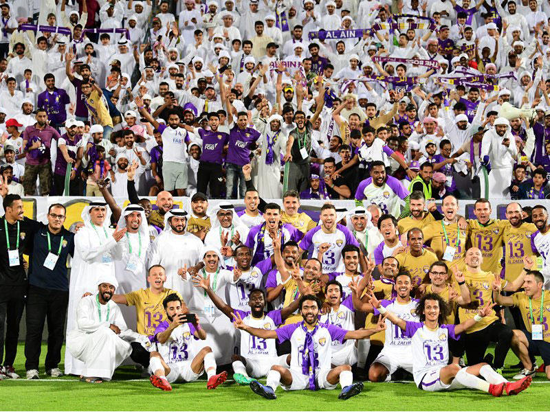 فريق العين متوجاً باللقب