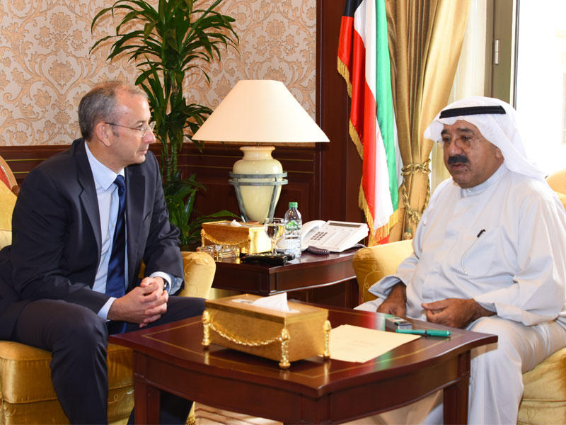 ناصر الصباح مستقبلاً السفير البريطاني