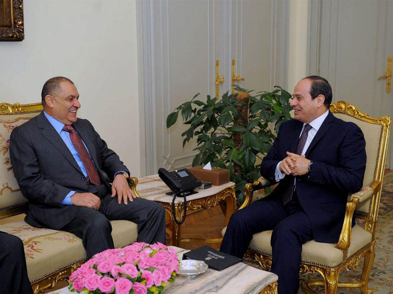 السيسي مستقبلاً الصقر في قصر الاتحادية بالقاهرة أمس