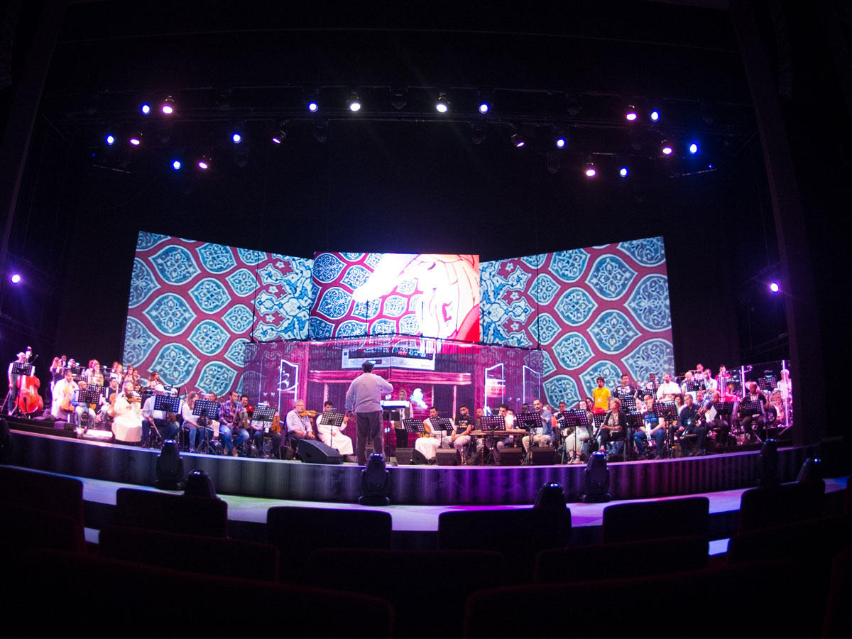 جانب من البروفات استعداداً لعرض «أين تذهب هذا المساء ؟ الثمانينيات»