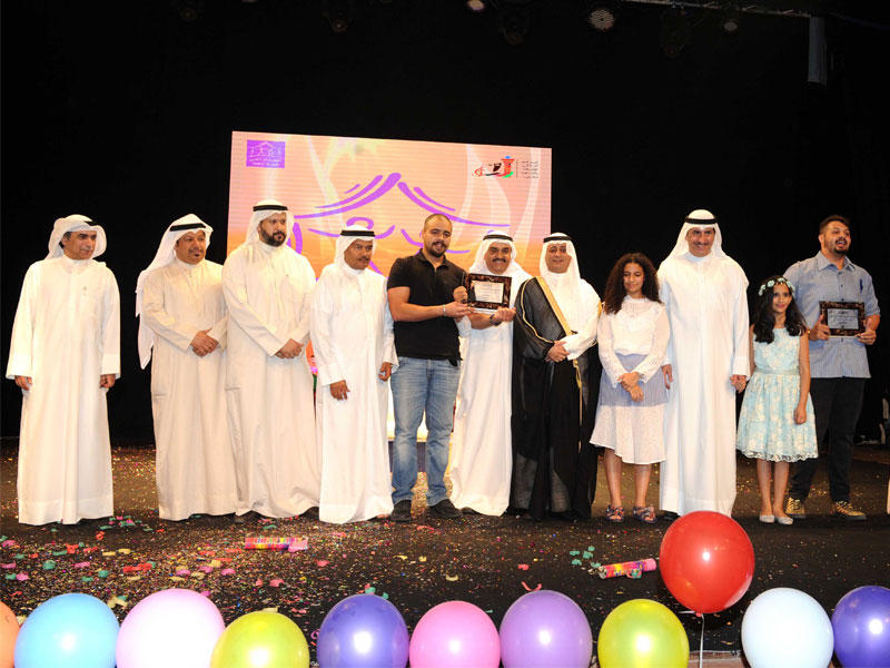 لقطة تجمع بين الدويش والعقل ولجنة التقييم والفائزين 