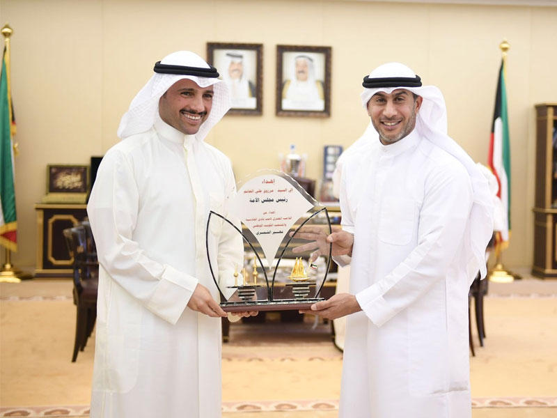 نهير يقدم درعاً تذكارية للغانم