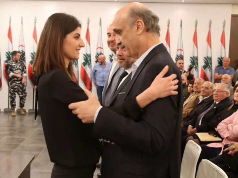 جعجع يحيي إحدى المناصرات خلال استقباله أمس وفداً عائلياً في معراب 