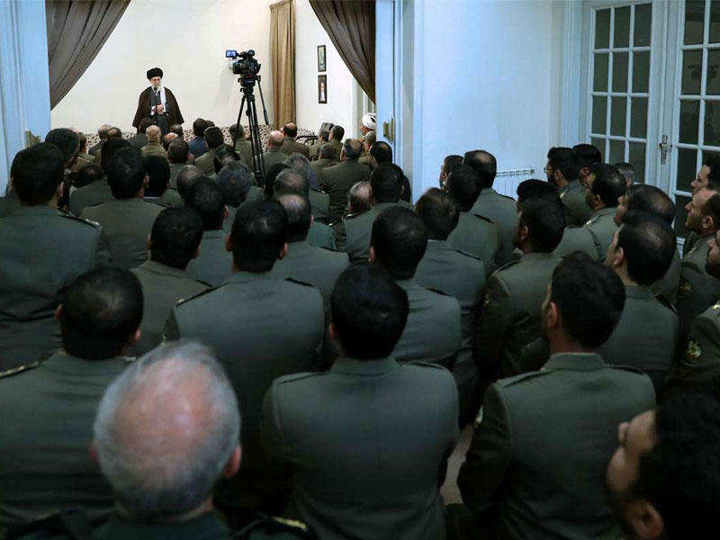 خامنئي مستقبلاً قادة الجيش الإيراني أمس الأولt (إرنا)