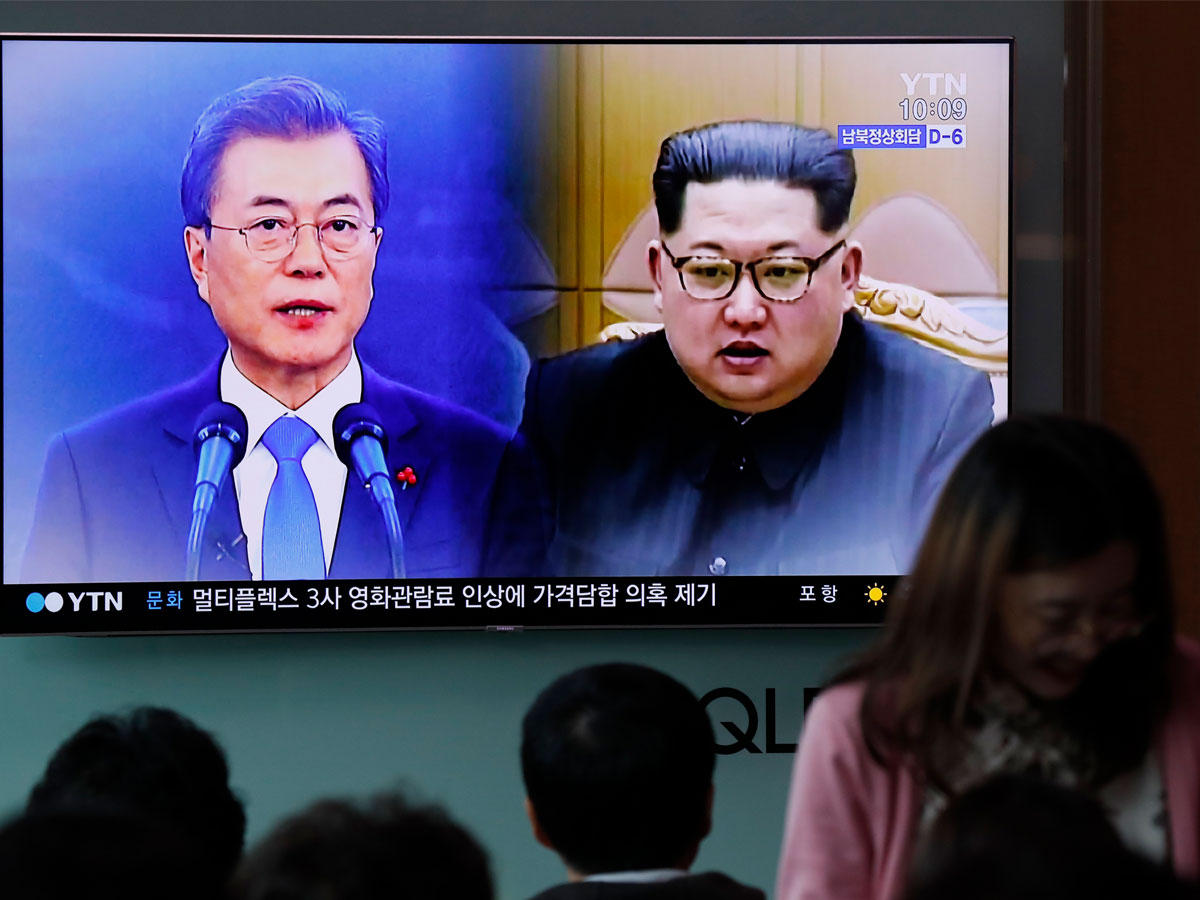 الكوريون الجنوبيون شاشة تلفزيونية تبث أخبارًا عن إعلان كوريا الشمالية عن التجارب الصاروخية والنووية في محطة في سيول ، كوريا الجنوبية