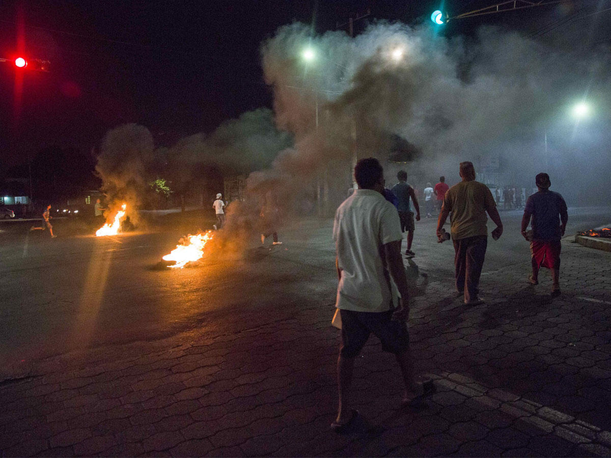 مجموعة من الناس تحرق إطارات السيارات خلال مظاهرة في ماناجوا ، نيكاراغوا