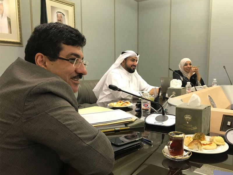 الصباح مترئساً الاجتماع وبدا عن يمينه وكيل الوزارة 