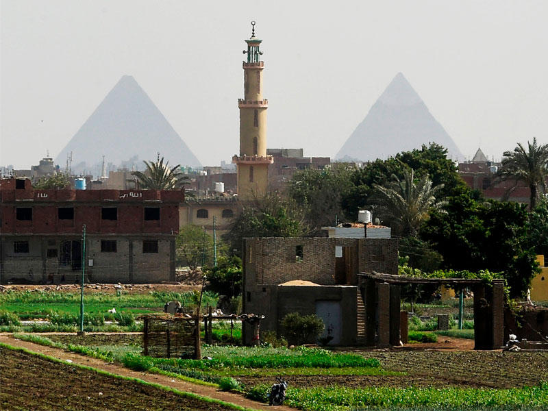 مشهد عام يظهر أهرامات الجيزة أمس الأول  (أ ف ب) 