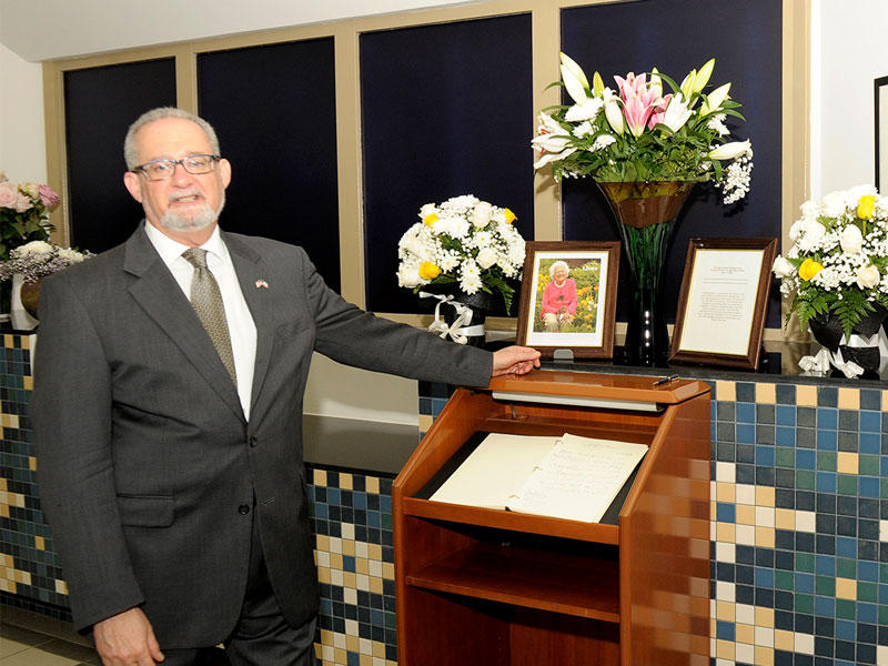 السفير الأميركي امام سجل العزاء في وفاة باربرا بوش