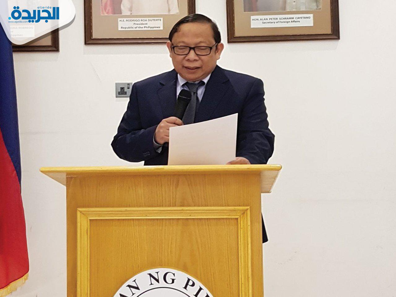 السفير الفلبيني خلال المؤتمر الصحفي في مقر السفارة