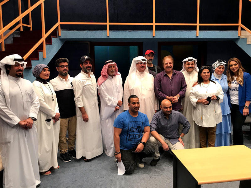 فهد المبارك متوسطاً فريق عمل « شوق على السيف» 