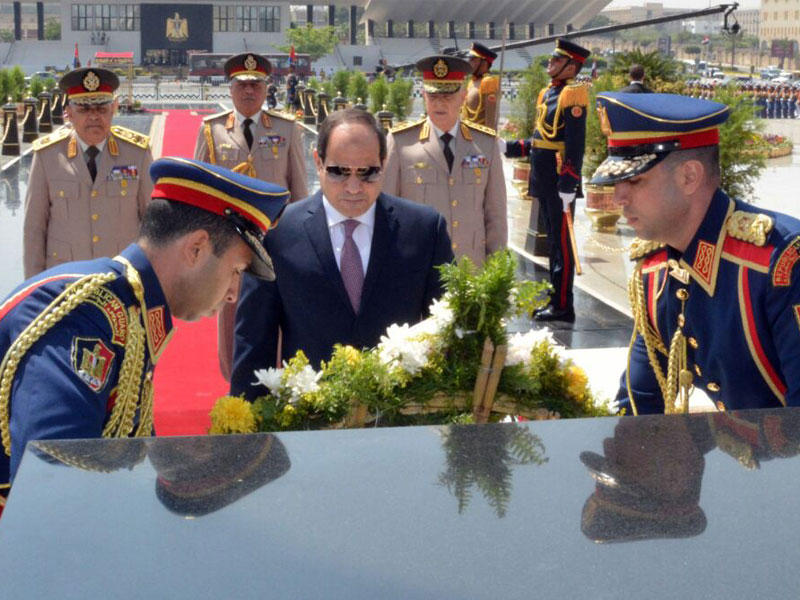السيسي يضع إكليلاً من الزهور على نصب الشهداء في مدينة نصر شرق القاهرة أمسt(الرئاسة المصرية)