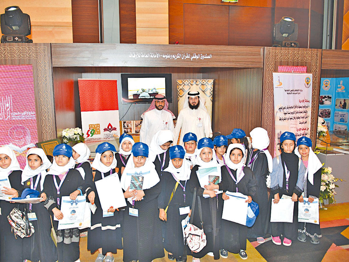 أطفال في ركن مركز الأنوار بجناح «الأوقاف»