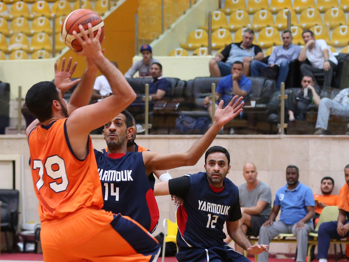 صراع على الكرة في مباراة كاظمة واليرموك (تصوير جورج رجي)