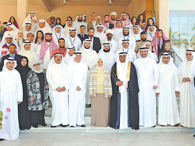 الصبيح تتوسط المشاركين في  الملتقى الشبابي الخليجي العربي الأول 